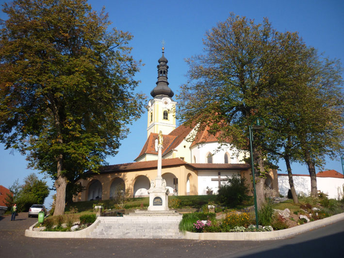 Taufkirche in St. Marein bei Graz mit Mariensäule und Gedenktafel